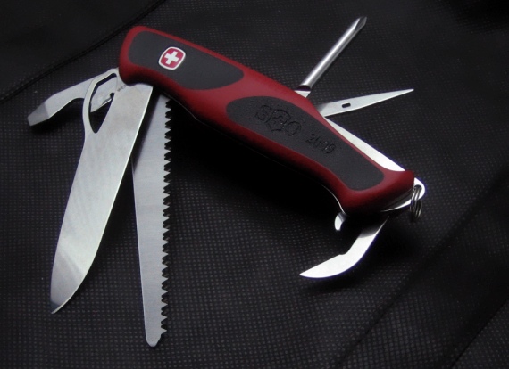 The SOSAK 2009 KOTY is a Wenger NewRanger Series RangerGrip-78, with the SOSAK logo and year laser etched into the soft grip area of the scales.