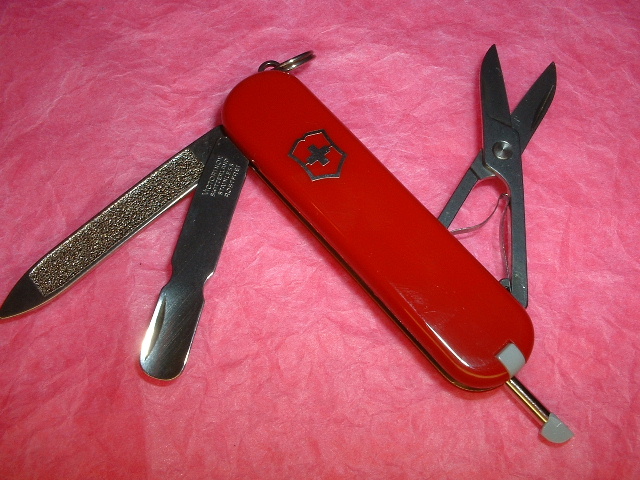 Oddball model without a knife blade. Has a cuticle pusher and a removable ink pen.