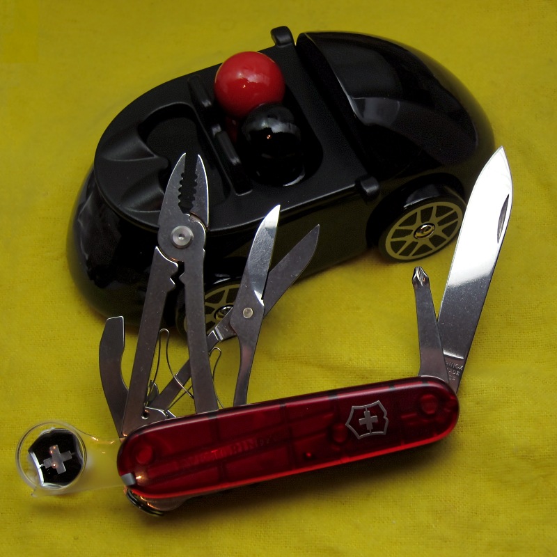 This Victorinox Yeoman Mechanic model was part of a special run made for the US dealer Swiss Bianco by request. 