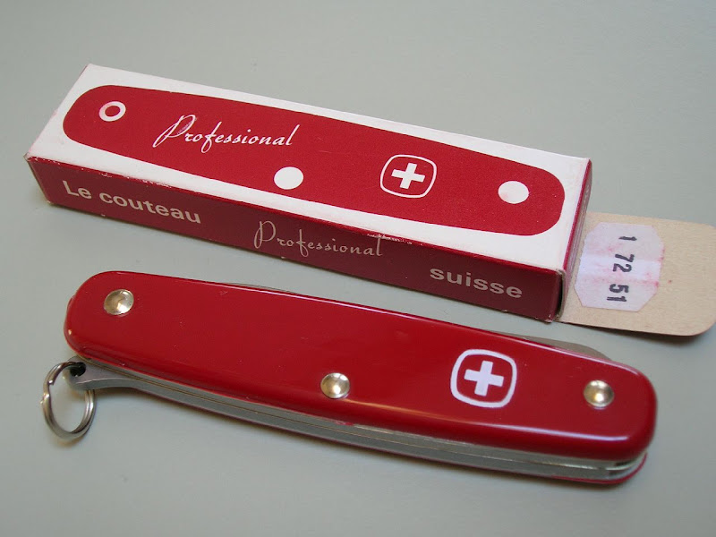 Wenger Professional 1.72.51 with box. Image by Victor7000 (multitool.org).