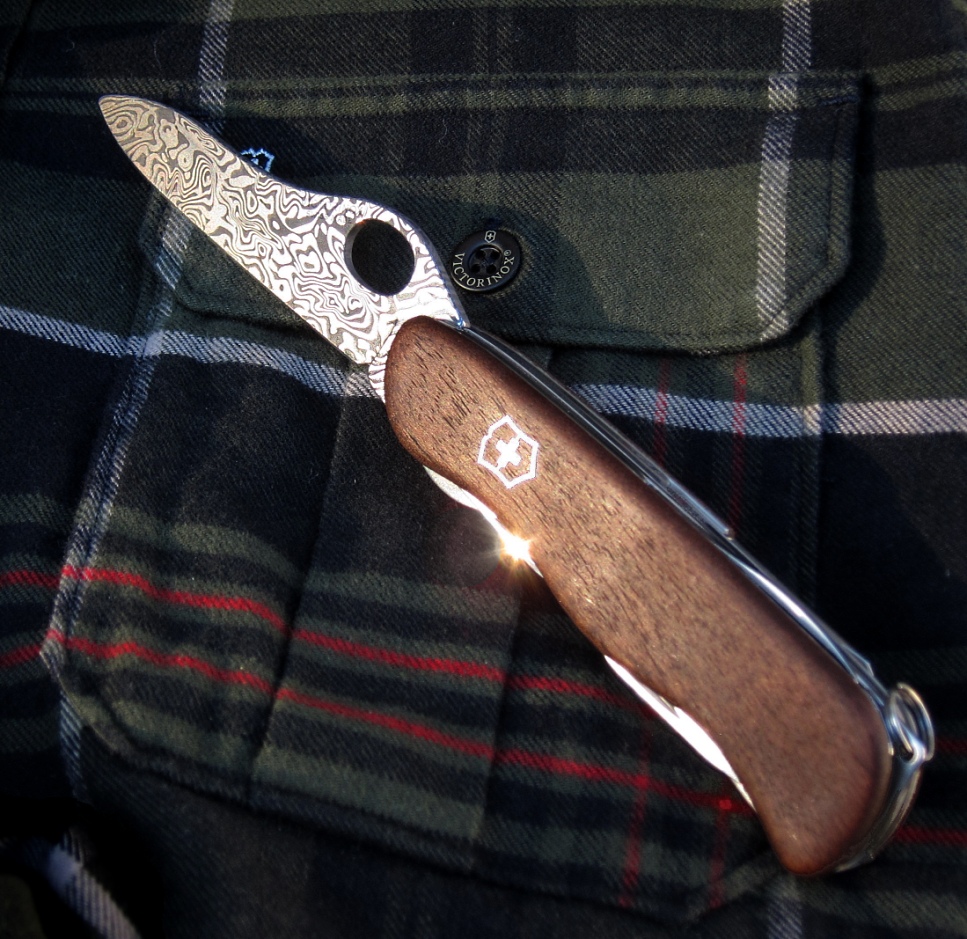 The Victorinox 2012 Damascus Limited Edition is a 111mm One-Hand Trekker with a Damasteel Stainless Steel deep etch Damascus blade and Swiss Walnut handles (0.8461.J12). 