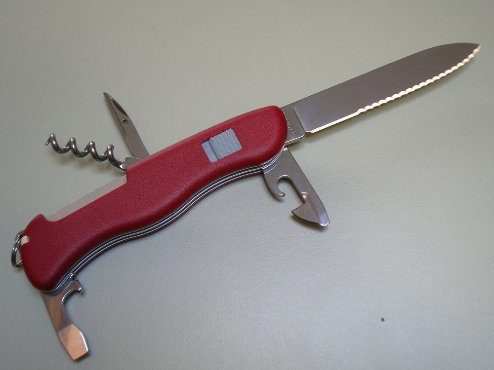 Sllde lock version with a 'wavy' blade