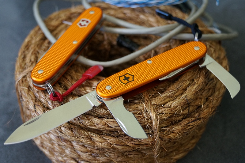 A Victorinox Electrician Duo, created in a 2013 special run for SAK collectors and enthusiasts.  **Photo by: sticktodrom (MTO) edited for SAKwiki by ICFT.